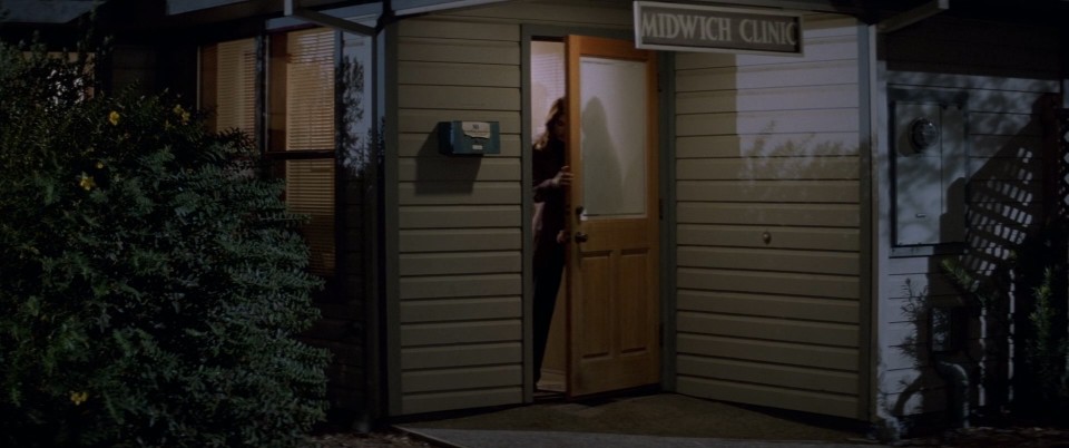 Village.of.the.Damned.1995.BluRay.1080p.DTS-HDMA5.1.x264-CHD.mkv_20240923_155235.447.jpg