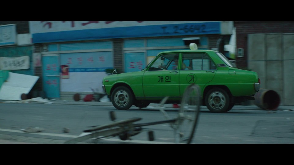 Taeksi.Woonjunsa.2017.Bluray.1080p.iPad.AAC2.0.x264-CHDPAD.mp4_20241206_211413.707.jpg