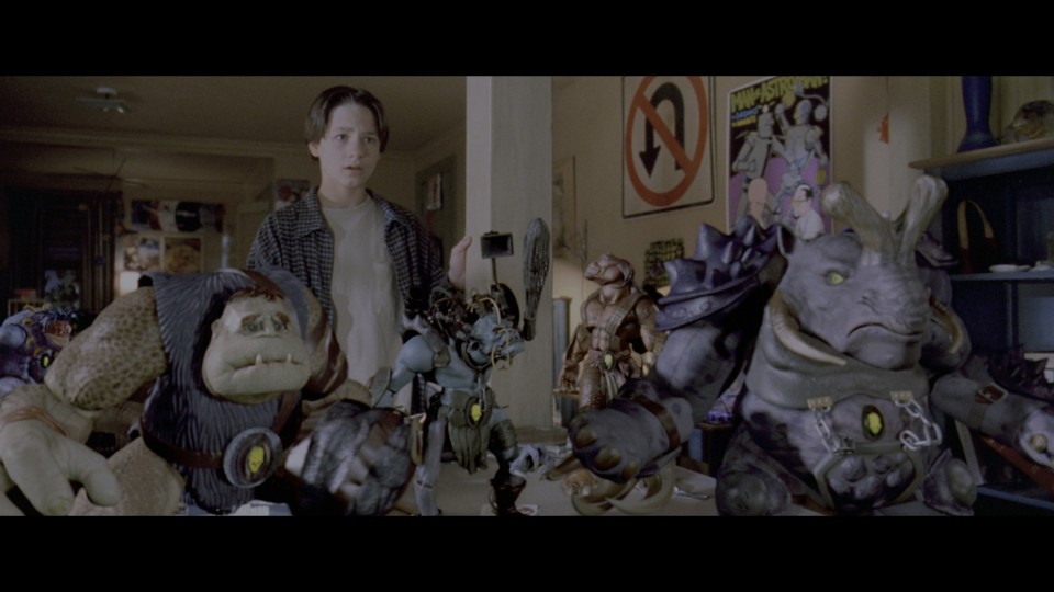 Small.Soldiers.1998.2160p.Bluray.REMUX.HEVC.DoVi.HDR.DTS-HDMA5.1-CHD.mkv_20250824_103419.373.jpg